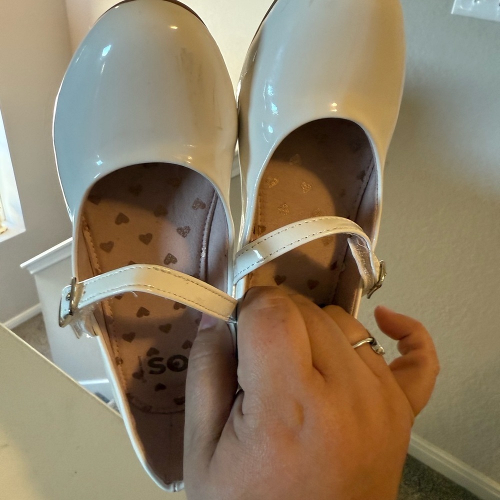 SO Girls White  Mary Jane Shoes. Girls Size 1. - Picture 10 of 10